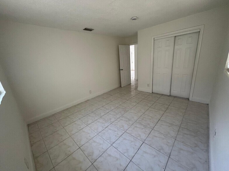 Building Photo - 2632 NW 18th Ter