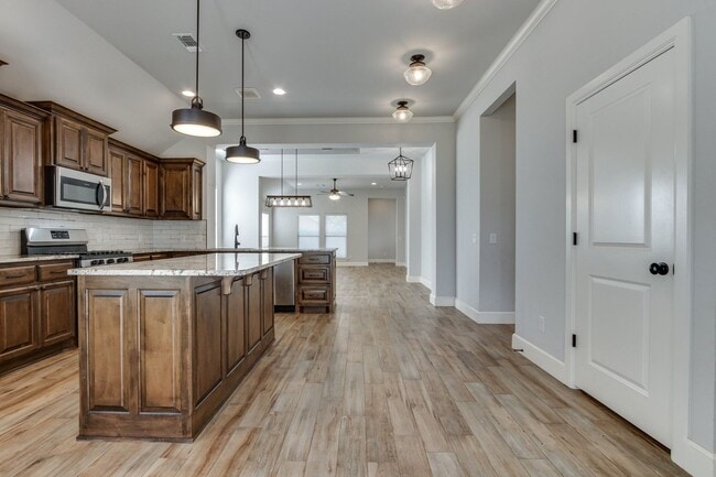 Building Photo - Luxury living in gated Valencia