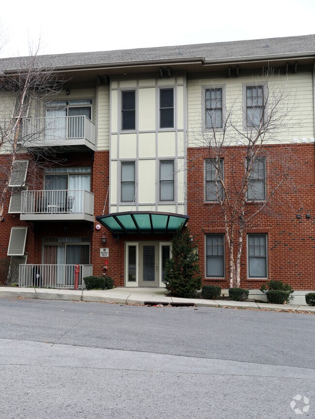 Building Photo - West End Circle Condominiums