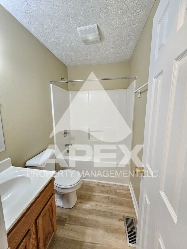 Building Photo - MOVE-IN SPECIAL,NO RENT TIL JUNE 1ST! - Nice 2 Bd | 1.5 Ba Townhouse in West Knox Condo Community!