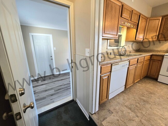 Building Photo - Great Location!