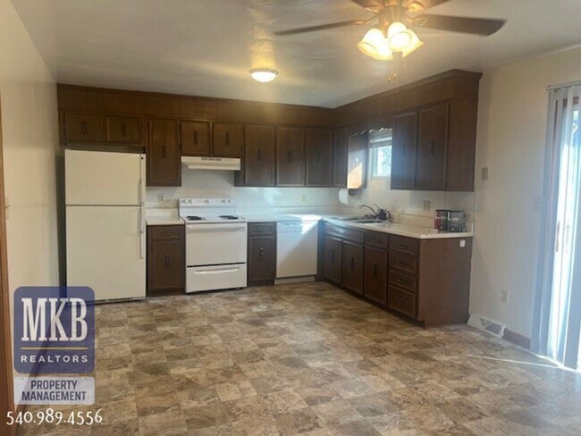 Building Photo - Garden City- 1 Bedroom duplex