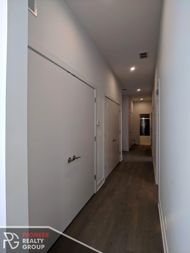 Building Photo - 2121 W Belmont Ave