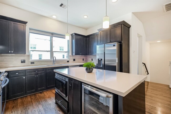 Building Photo - 946 W 18th St