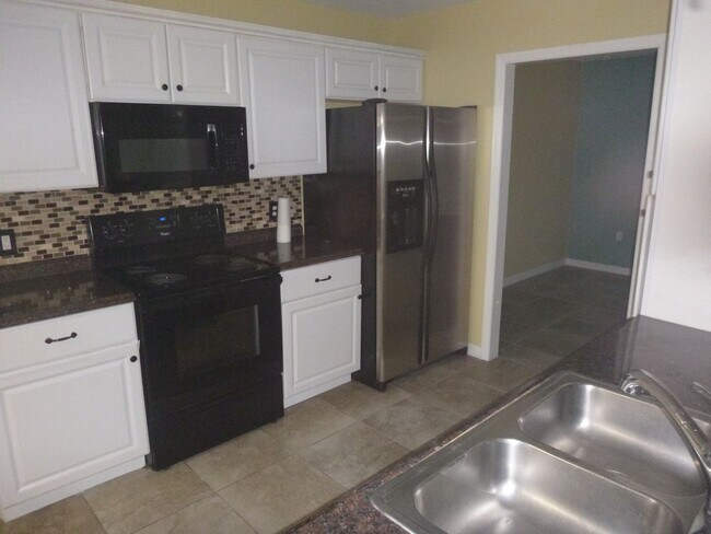 Building Photo - 301 Bloomingfield Dr