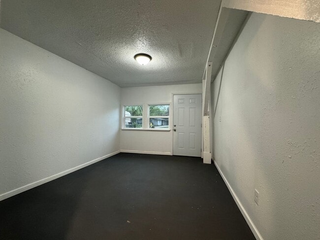 Building Photo - Rent to Own this beautiful 4 Bedroom 2 Ful...