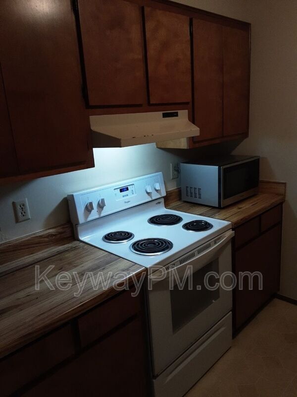 Building Photo - 4589 Hickory Dr