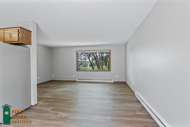 Building Photo - Spacious 4 Bedroom Home **Half Off October...