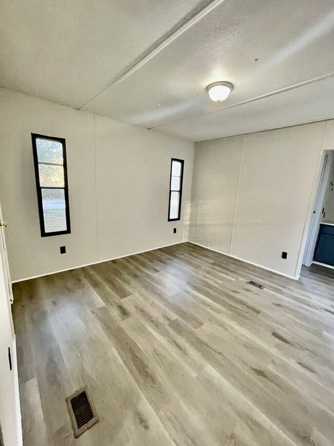 Building Photo - Adorable 2 bedroom 2 bath Trailor Home loc...