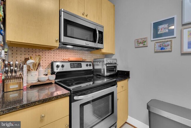 Building Photo - 915 N Patrick St