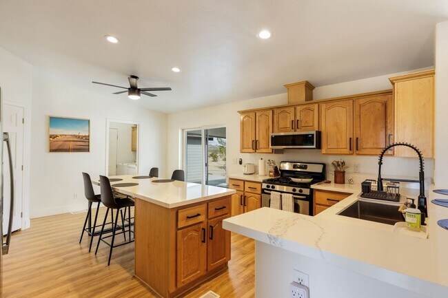 Building Photo - Beautiful 5 Bedroom 4 Bathroom with AMAZING VIEWS!!