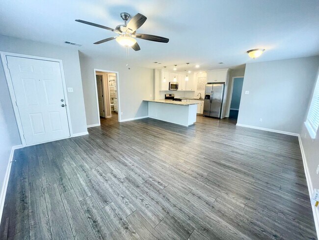 Building Photo - Fully updated, walking distance to UAMS