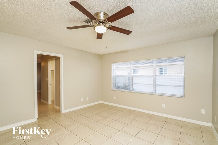 Building Photo - 638 NE Larkspur Ln
