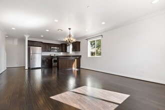 Building Photo - 4 Bed / 3 Bath Townhouse - Parking & in-unit laundry - Next to USC Keck Medical Center!