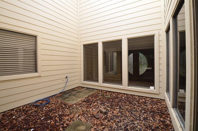 Building Photo - 12310 Burgoyne Dr