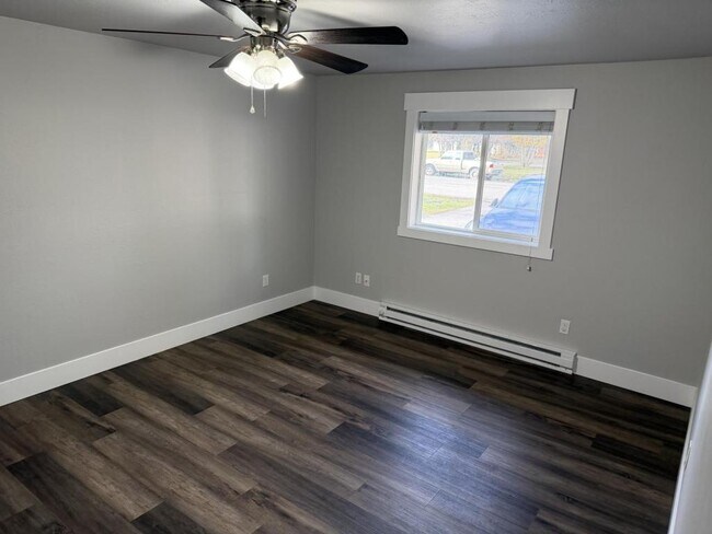 Building Photo - 908 E Violet Ave