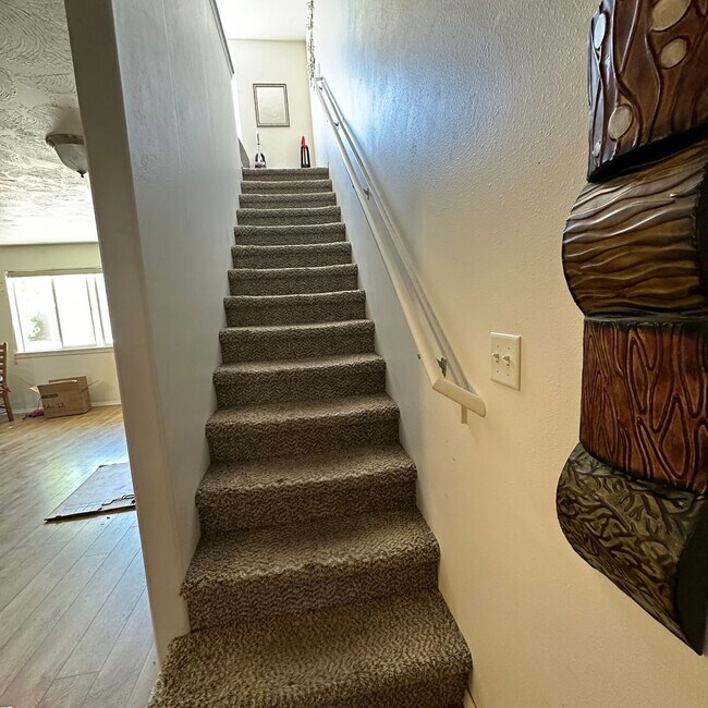 Building Photo - 3 Bedroom Victor Townhouse - Furnished