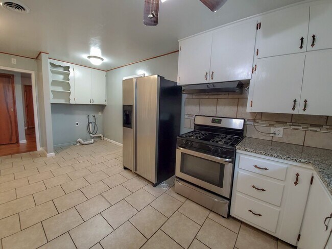 Building Photo - 4 Bedroom 2 bath Home in Shawnee