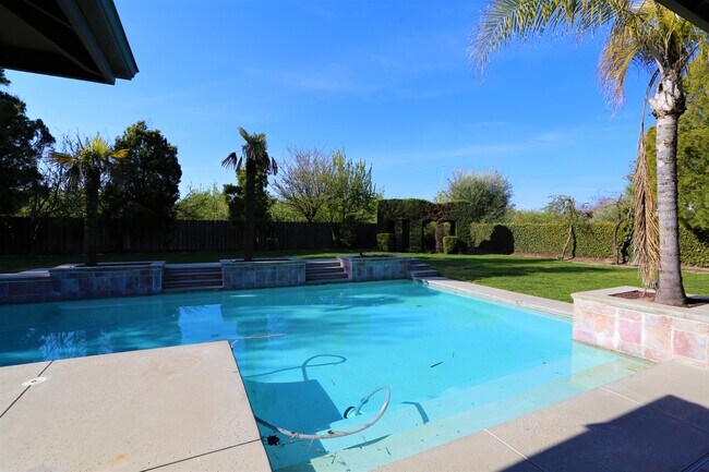 Building Photo - 320 Hartley Dr