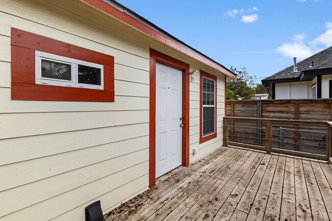 Building Photo - 330 Gem Ln