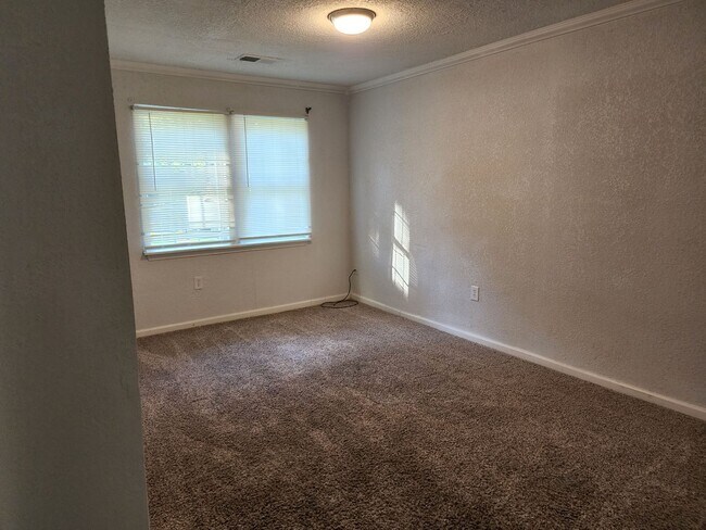 Building Photo - 2043 Maywood St