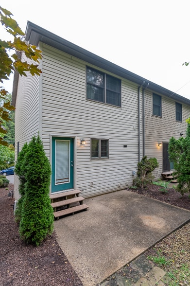 Building Photo - 127 Banksville Pl