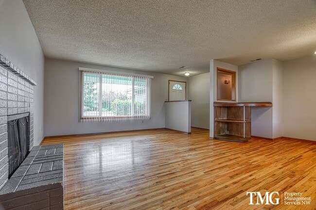 Building Photo - Charming single-family home!