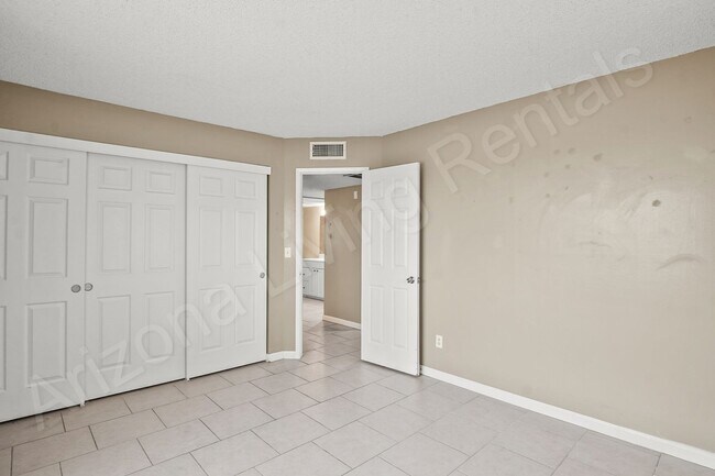 Building Photo - 703 Desert Glen Dr