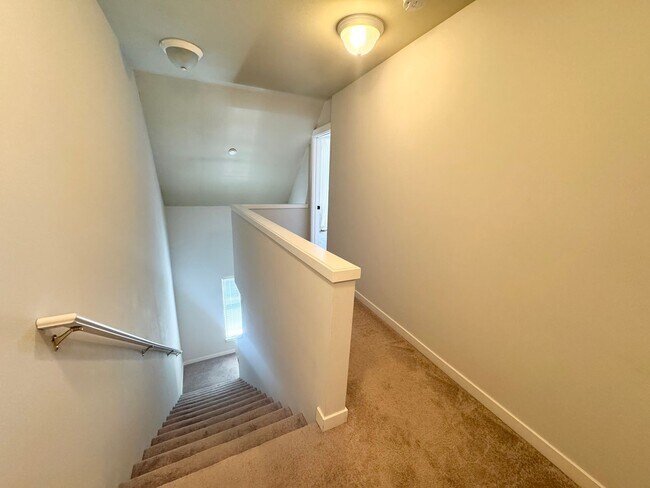 Building Photo - Spacious is Aqua Highlands one bedroom plu...