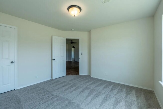 Building Photo - 2708 W Fredericksburg St