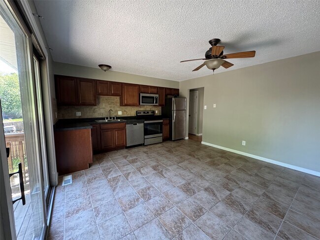 Building Photo - 1161 Saratoga Dr