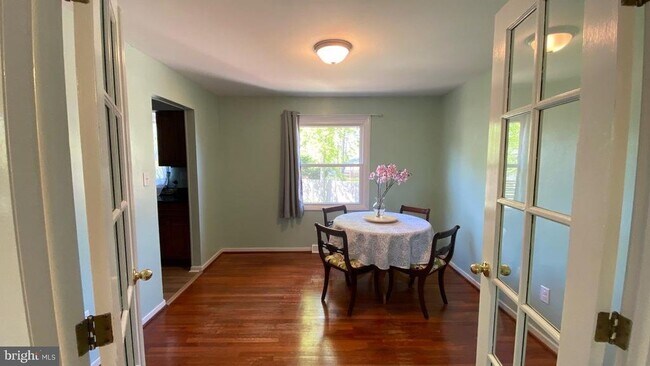 Building Photo - 642 Parkland Pl