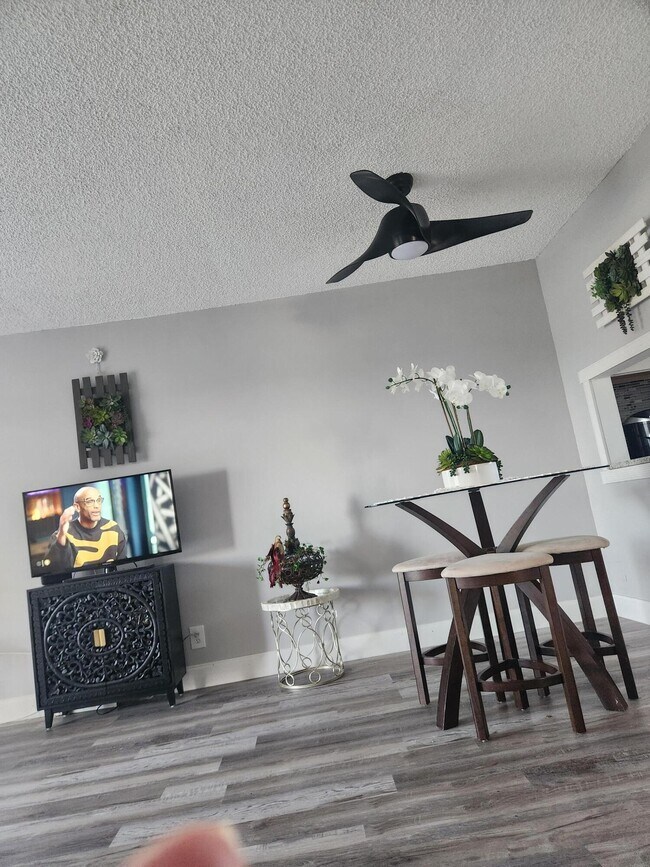 Building Photo - 2606 Garden Dr S