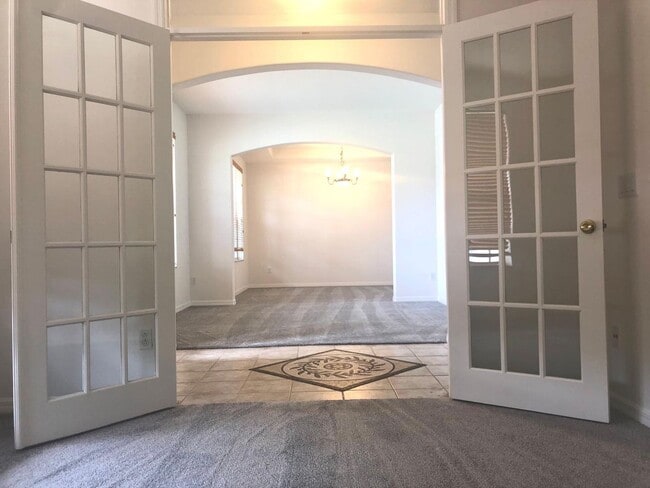 Building Photo - MOVE IN AUGUST! BEAUTIFUL LARGE/SPACIOUS HOME! NEWER CARPET ON 1ST FLOOR! Great Location! 2 story...