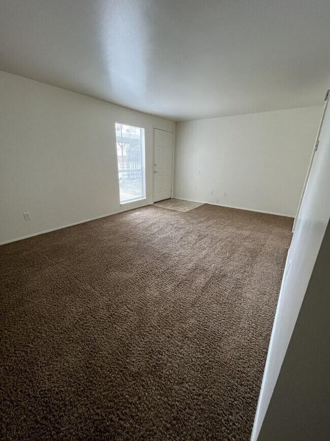 Building Photo - 118 W Colby Ln