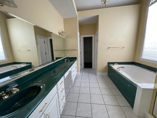 Building Photo - 530 Winterberry Ln