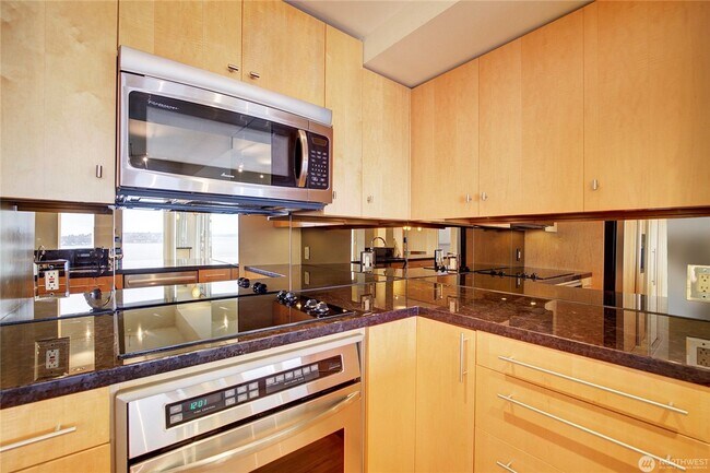 Building Photo - 2Bd/1.75Ba Seattle Condo