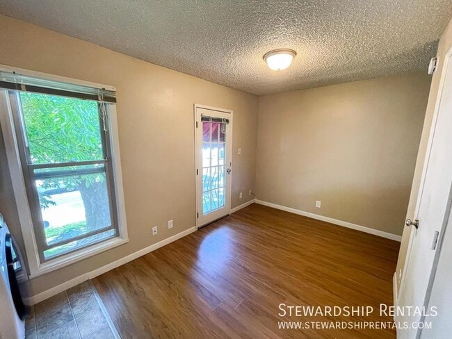 Building Photo - 893 W 5th Ave