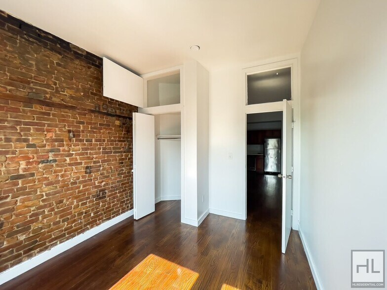 Building Photo - Spacious Crown Heights 2-Bed 1-Bath / Expo...