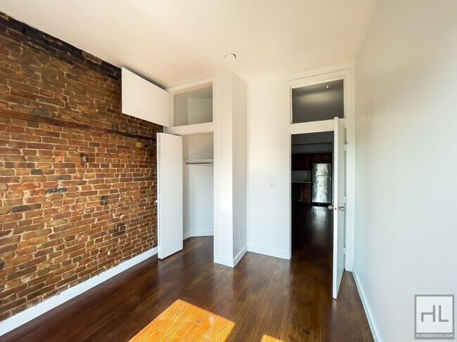 Building Photo - Spacious Crown Heights 2-Bed 1-Bath / Expo...