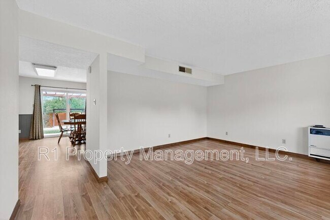 Building Photo - 2702 Avenida Del Sol