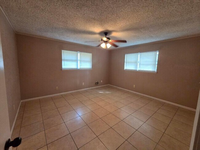 Building Photo - 801 Cagle Ln