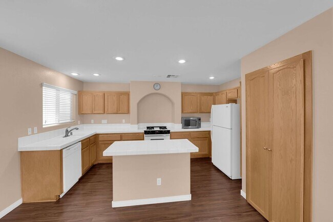 Building Photo - 7330 Phlox Rd