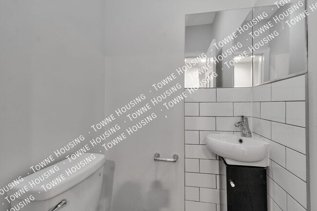 Building Photo - 105 Mariner St