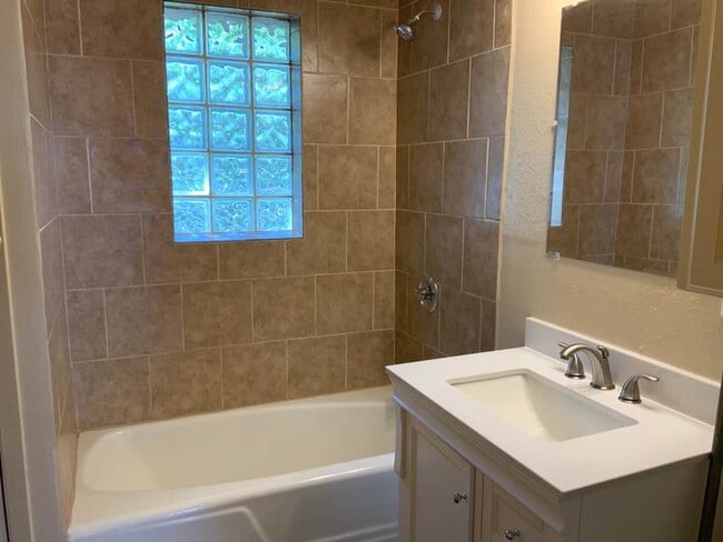 Building Photo - Good looking, updated 2 bedroom close to c...