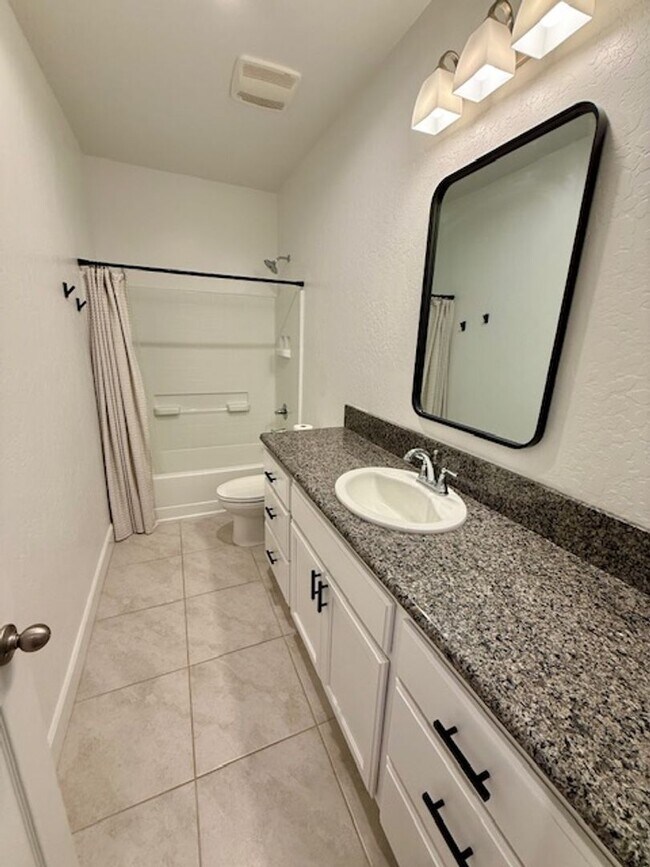 Building Photo - 3 Bedroom 2 Bathroom in NE Visalia!