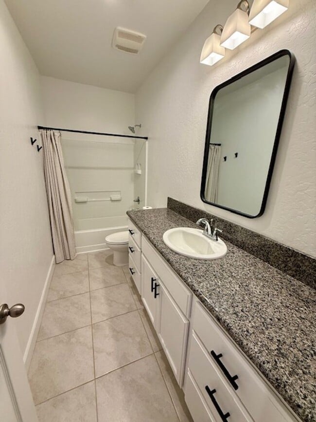 Building Photo - 3 Bedroom 2 Bathroom in SE Visalia!