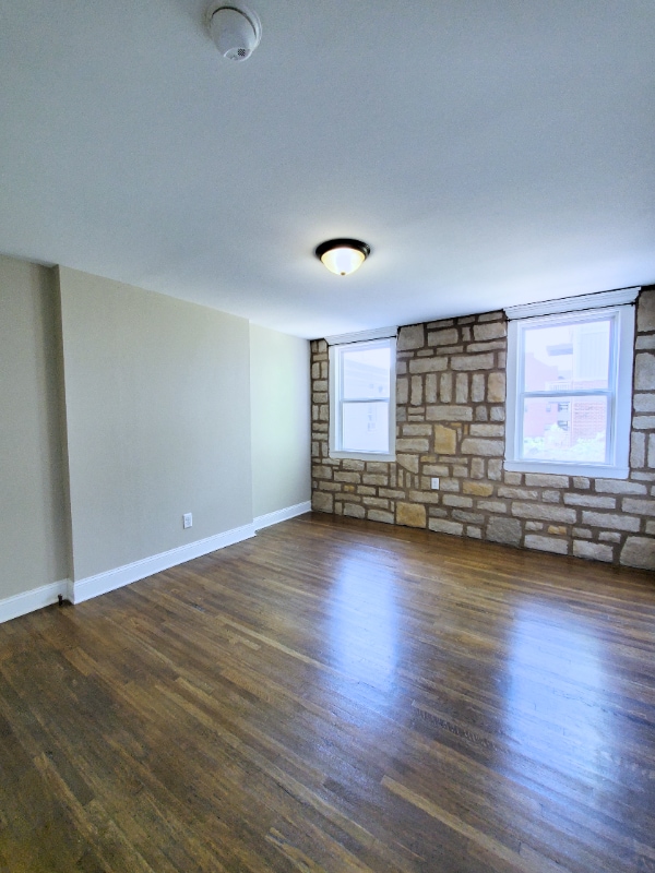 Building Photo - 90 E 8th Ave