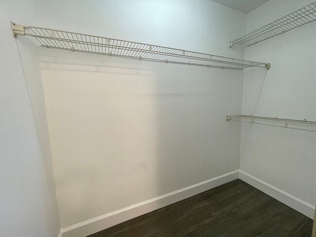 Building Photo - Renovated 2 Bedroom, 2 Bath First Floor in...