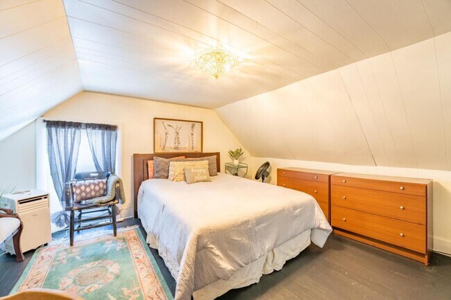 Building Photo - 714 E Jefferson St